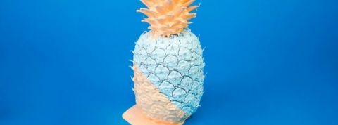 Un ananas bleu et orange