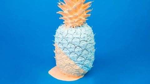 Un ananas bleu et orange