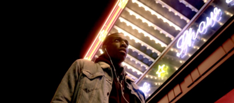 Andre Atangana homme qui marche de nuit photographie en contre plongee
