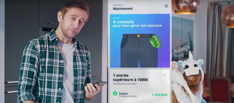 Bankin homme sur son telephone alors que sa fille prend son petit dejeuner