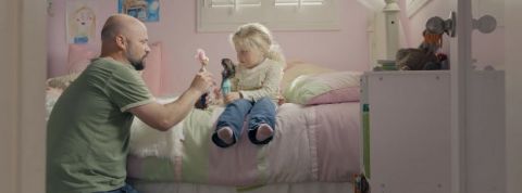 barbie dad Extrait d'une publicité Barbie dans laquelle un père joue à la poupée avec sa fille