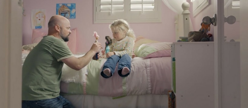 barbie dad Extrait d'une publicité Barbie dans laquelle un père joue à la poupée avec sa fille
