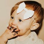 bebe qui mange du chocolat