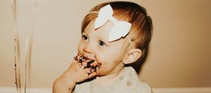 bebe qui mange du chocolat