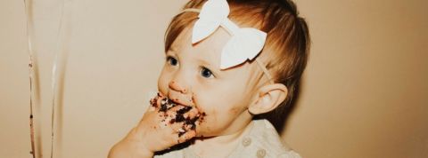 bebe chocolat bebe qui mange du chocolat