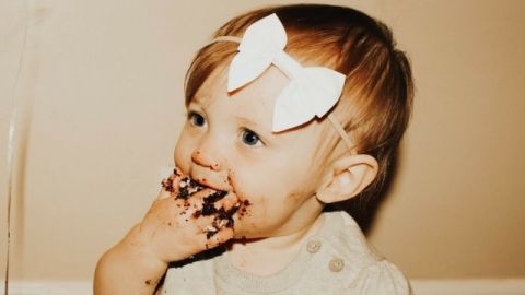 bebe qui mange du chocolat