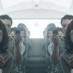 gens assis dans un bus aveec leur smartphone et des masques