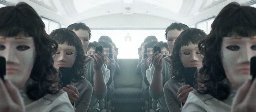 Black Mirror gens assis dans un bus aveec leur smartphone et des masques