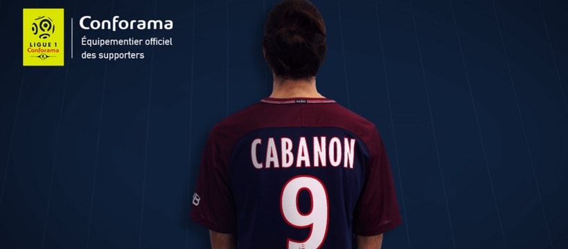 Cabanon personne avec un maillot du PSG mal orthographie sur le dos