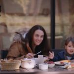 famille qui prend le petit dejeuner en terrasse