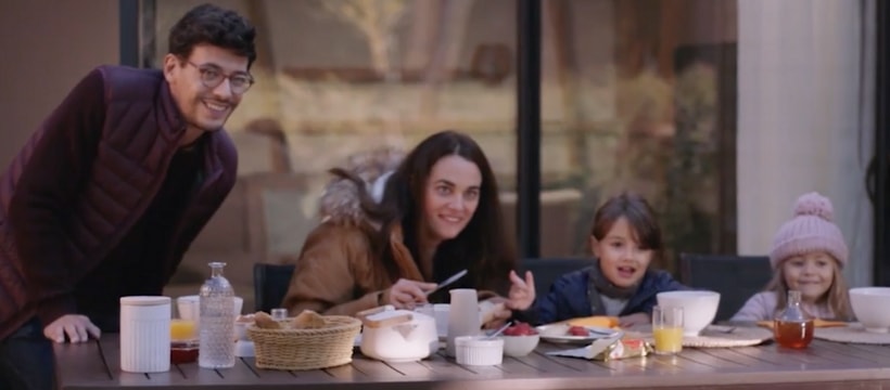 Center Parks DDB Paris famille qui prend le petit dejeuner en terrasse