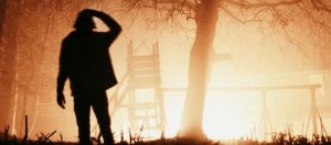 homme devant une foret en feu