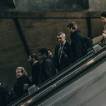 gens dans un escalator