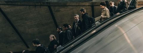 creation emploi gens dans un escalator