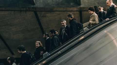 gens dans un escalator