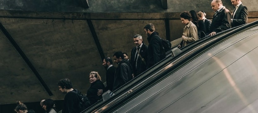 creation emploi gens dans un escalator