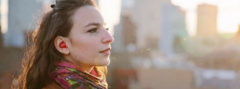 une femme avec ses ecouteurs