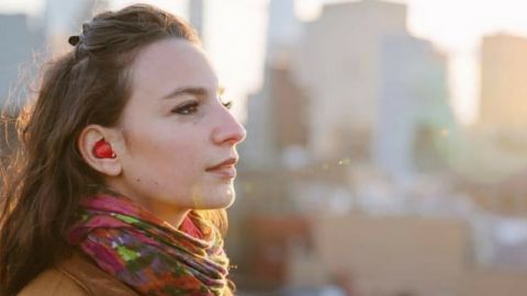 ecouteurs femme une femme avec ses ecouteurs