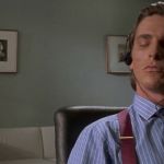 christian bale assis a son bureau dans american psycho