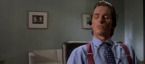 christian bale assis a son bureau dans american psycho