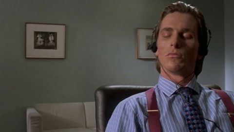 Etude cadre christian bale assis a son bureau dans american psycho