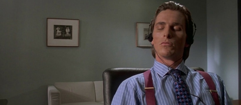 Etude cadre christian bale assis a son bureau dans american psycho