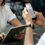 Deux personnes lisent leur smartphone