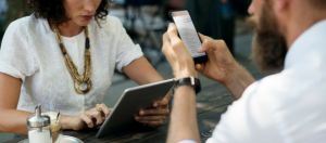Deux personnes lisent leur smartphone