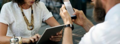 facebook donnees persos Deux personnes lisent leur smartphone