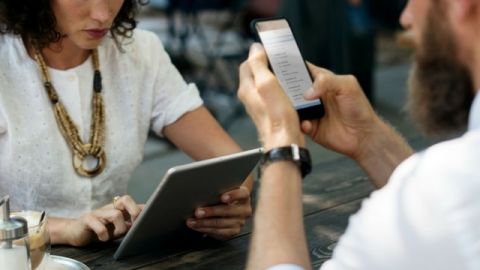 Deux personnes lisent leur smartphone