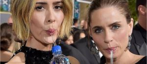 Des actrices en train de boire de l'eau FIJI Water aux Golden Globes