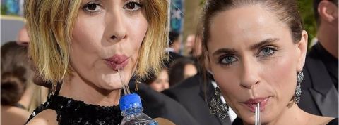FIJIWater Des actrices en train de boire de l'eau FIJI Water aux Golden Globes