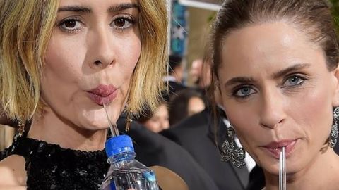 Des actrices en train de boire de l'eau FIJI Water aux Golden Globes