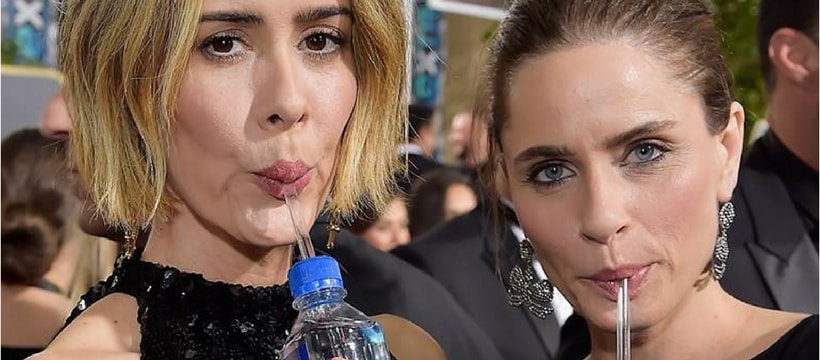 FIJIWater Des actrices en train de boire de l'eau FIJI Water aux Golden Globes