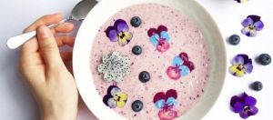 Un smoothie bowl fleuri