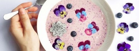 Un smoothie bowl fleuri