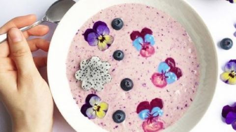 Un smoothie bowl fleuri