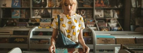 GenZ jeune fille qui regarde des vinyles