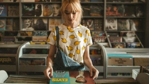 jeune fille qui regarde des vinyles