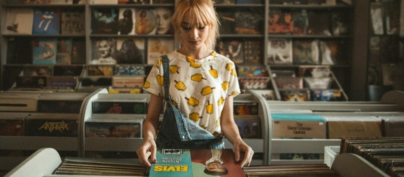 GenZ jeune fille qui regarde des vinyles