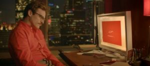 joaquim phoenix assis devant son ordinateur