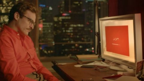 joaquim phoenix assis devant son ordinateur