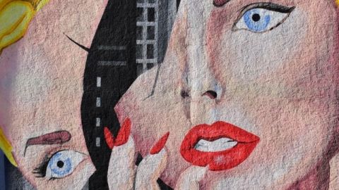 Le dessin d'une femme dont le portrait est scinde en deux