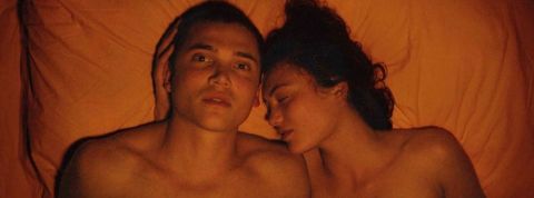 Jeunes love adolescents dans un lit