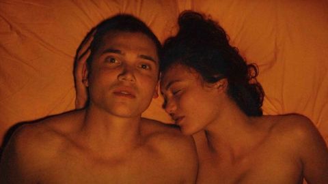 adolescents dans un lit