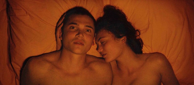 Jeunes love adolescents dans un lit
