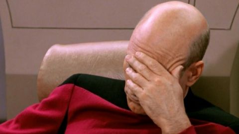 capitaine kirk qui se tient la tete