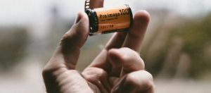 Une main tenant une pellicule Kodak