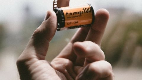 Une main tenant une pellicule Kodak