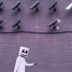 homme qui marche devant des cameras